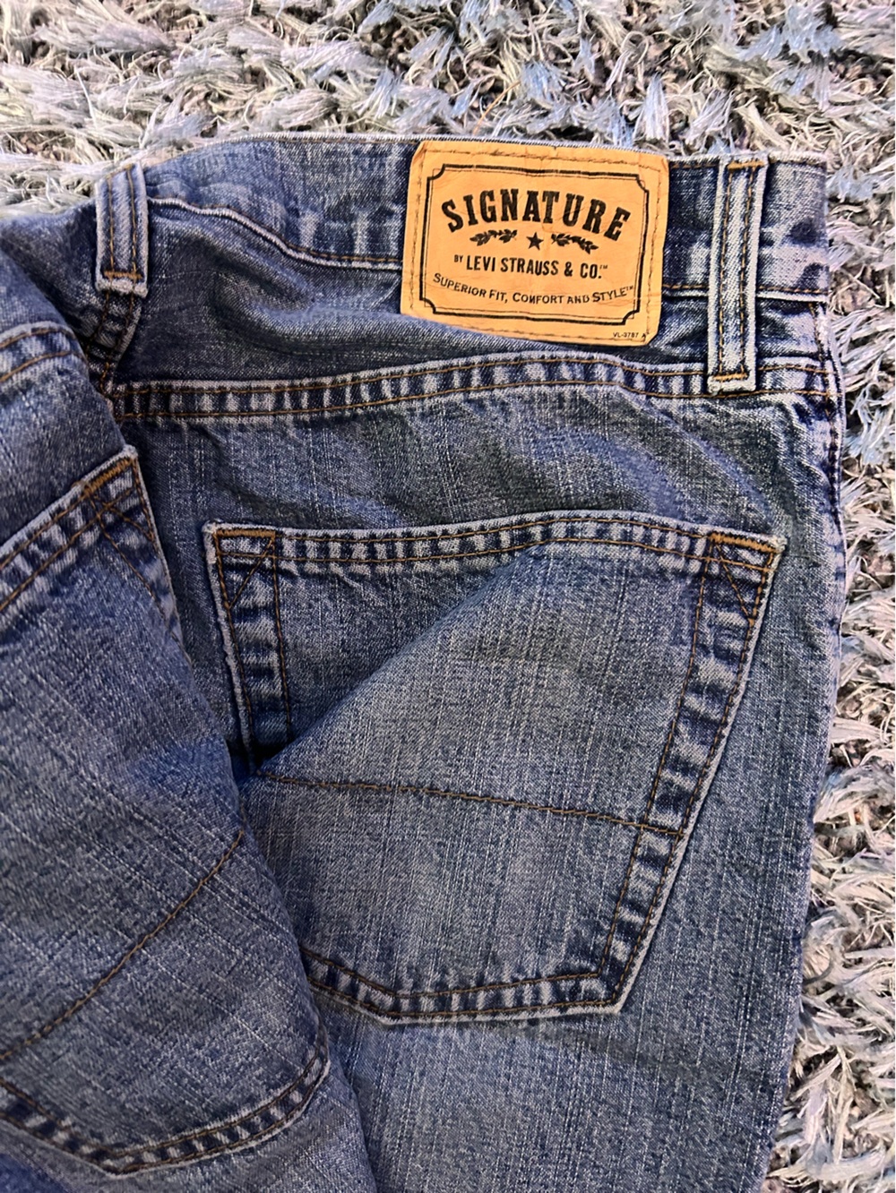 Signature by Levi Strauss Men's Faded Blue straight legged Jeans